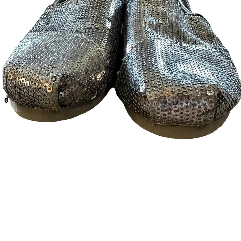 Toms shimmering toe missing